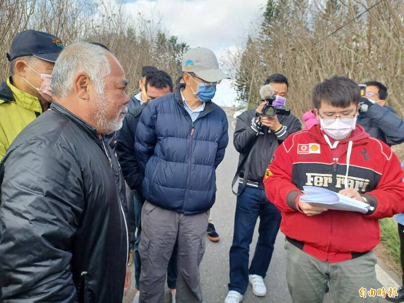 澎湖縣政府針對農戶陳情，前往湖西水泥預拌廠設置地點會勘。（記者劉禹慶攝）