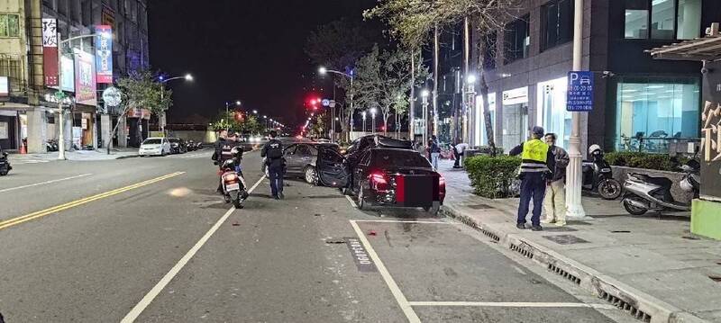 李男開車行經高雄市苓雅區三多四路，疑因癲癇發作失控衝撞停邊車輛，造成2輛汽車及12輛機車受損。（民眾提供）