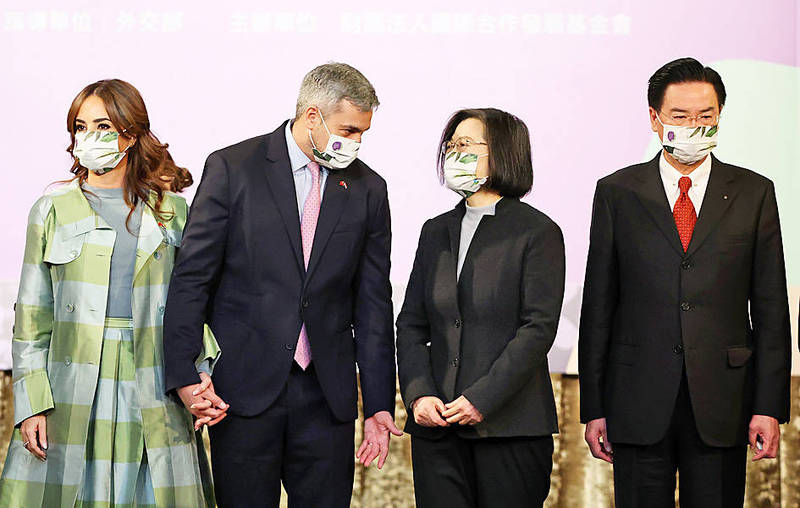 President Tsai Ing-wen, second right, speaks with Paraguayan President Mario Abdo Benitez, second left, as Abdo’s wife, Silvana Lopez Moreira de Abdo, left, and Minister of Foreign Affairs Joseph Wu look on at the Empower Women Empower LAC Forum in Taipei yesterday.
Photo: CNA