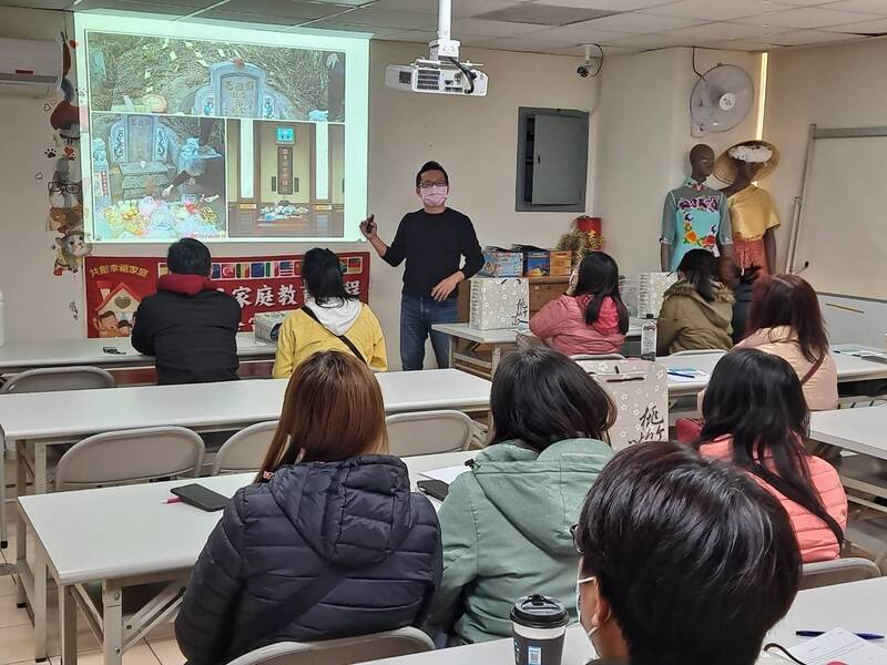 移民署苗栗縣服務站為了讓新住民了解掃墓祭祖、慎終追遠的文化內涵，邀請講師張玉龍分享客家掃墓文化。（移民署苗栗縣服務站提供）