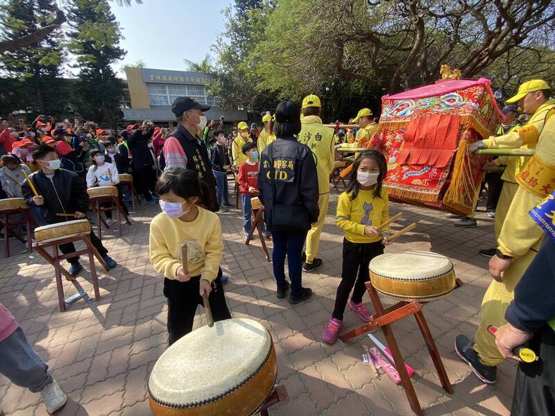 苗栗白沙屯拱天宮媽祖徒步雲林北港進香今天進入第5天，早上午從西螺起駕後一路疾行，途中特地轉進吳厝國小校內聆聽小朋友太鼓表演及賜福。（圖由民眾提供）