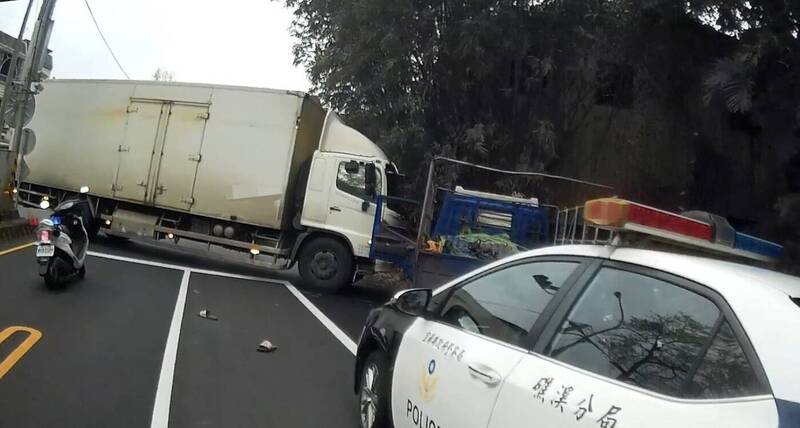 大貨車和警車一起圍捕竊嫌駕駛的小貨車。（記者蔡昀容翻攝）