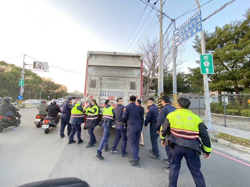 交通隊與埔頂派出所警力出動合力將拋錨大貨車推往路旁。（民眾提供）