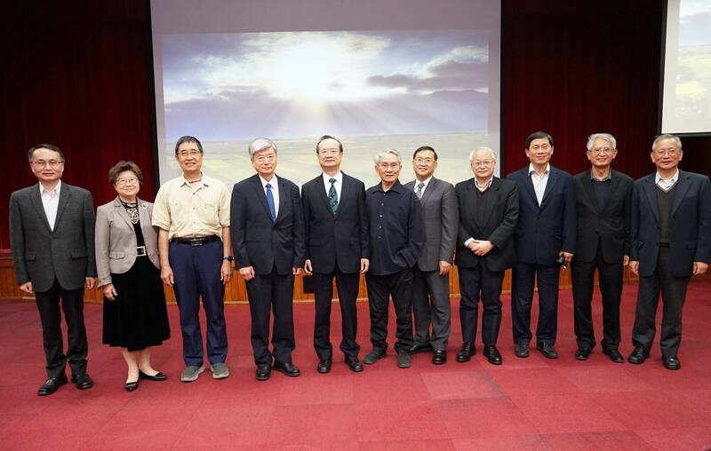 林懷民（中）與10位大法官合照。（記者吳政峰翻攝）