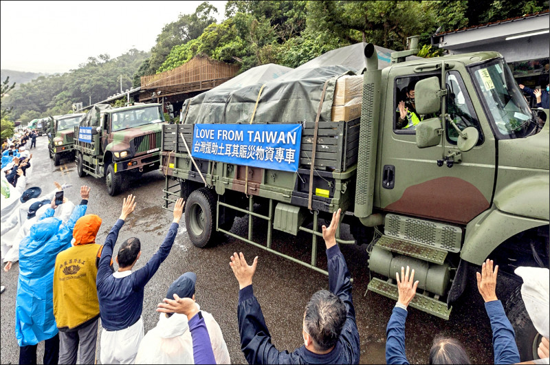 台灣捐贈愛心物資幫助土耳其震災，國軍軍車出動幫忙將一箱箱資源送往桃園機場。（慈濟基金會提供）