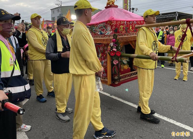 白沙屯媽祖鑾轎行進速度快。（記者張軒哲攝）