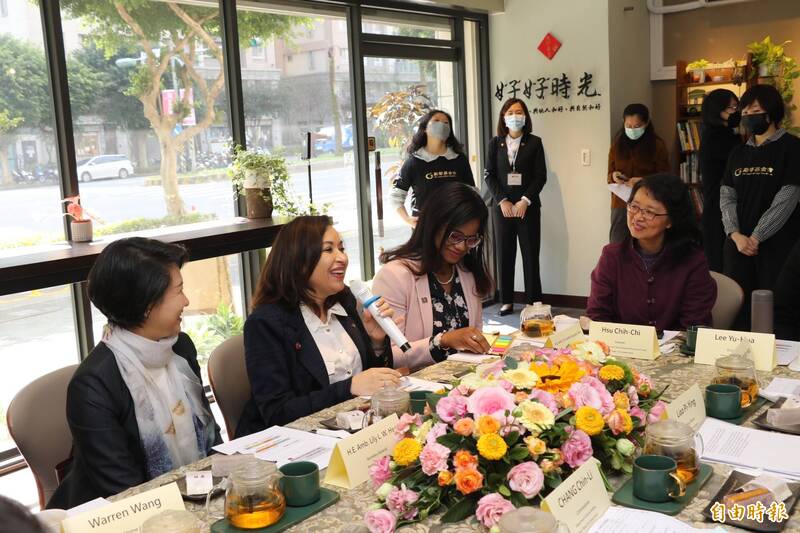 貝里斯總理夫人兼婦幼特使羅莎娜（左二），對新北市社會局給予受暴婦女經濟支持、提供住處或住屋補貼、孩子照顧、職業重建等多元服務方案，留下深刻印象。（記者翁聿煌攝）