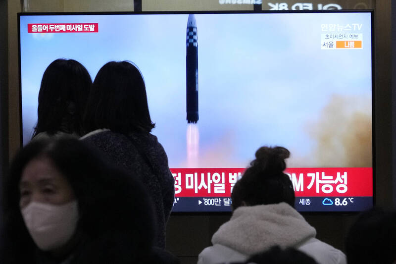 南韓首爾火車站18日播出新聞，報導北韓發射飛彈的資料影片。（美聯社）