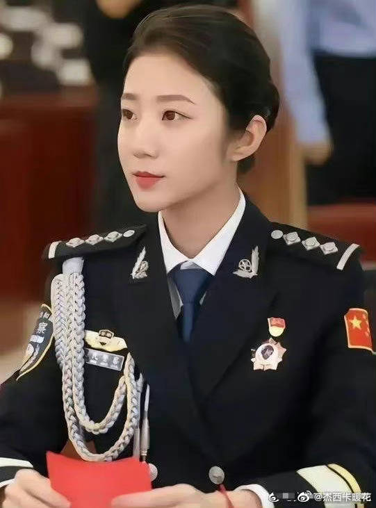 「中国最美警花」时任中国警察网记者张津瑜。（翻摄微博）(photo:LTN)