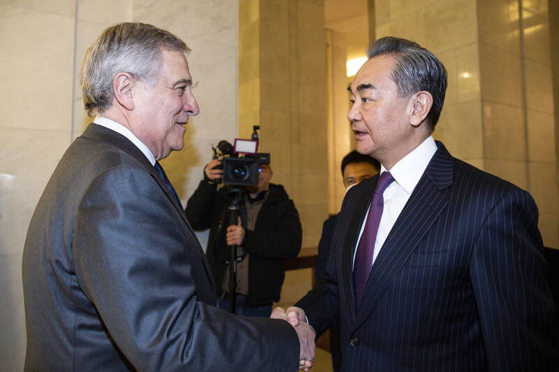 义大利外长塔尼亚（Antonio Tajani，左）与中共中央外事工作委员会办公室主任王毅（右）会面。（欧新社）(photo:LTN)