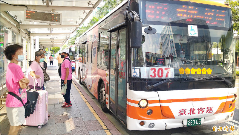 受疫情重創，台北市公車有兩成運量流失。（記者蔡亞樺攝）