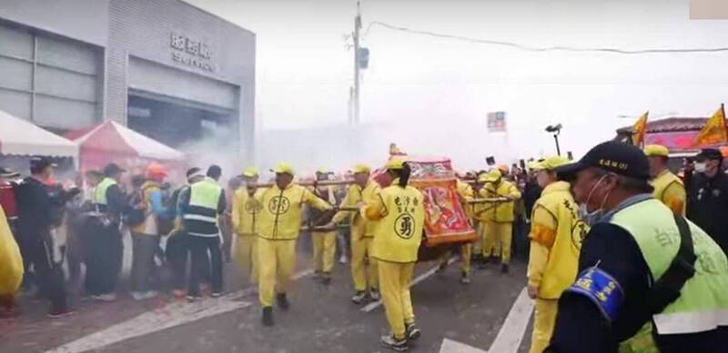 白沙屯媽祖鑾轎速度飛快，一路急行軍，今天上午8點多已經回到苗栗。（記者陳建志翻攝）