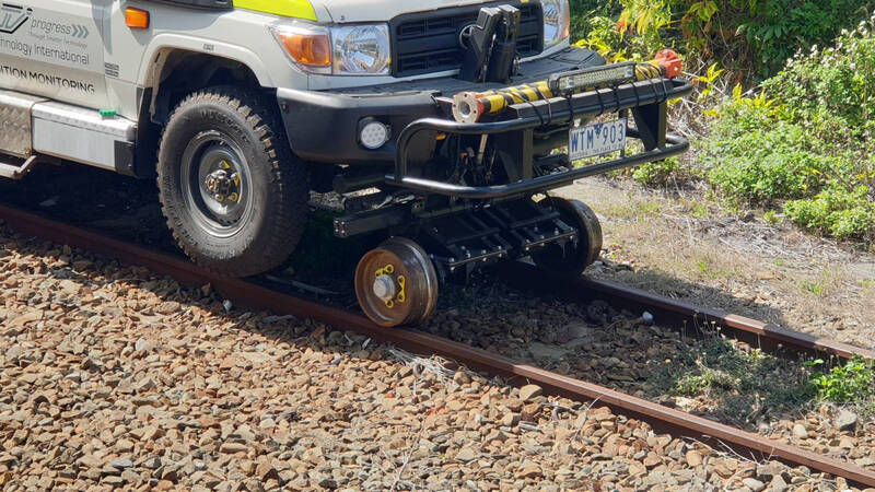 「鐵道間隙檢查車」今天出現在社頭火車站。（圖由民眾提供）