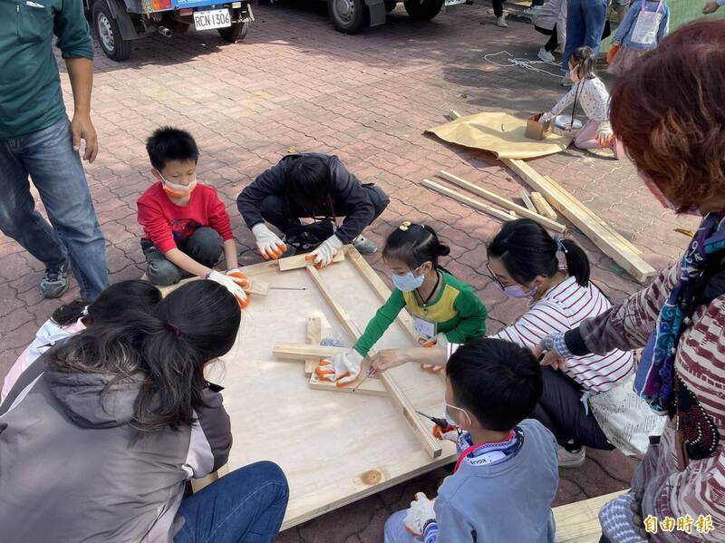 小朋友透過黏土及木工想像遊戲場。（記者劉婉君攝）