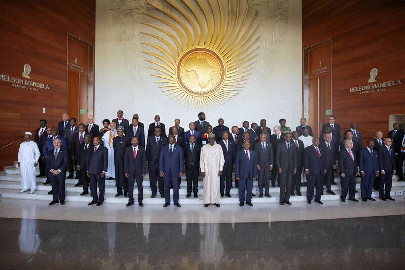 非洲聯盟舉行第36屆開幕式，以色列代表卻遭保安帶離會場。圖為非洲國家元首與聯合國秘書長在開幕式上合影。（路透）