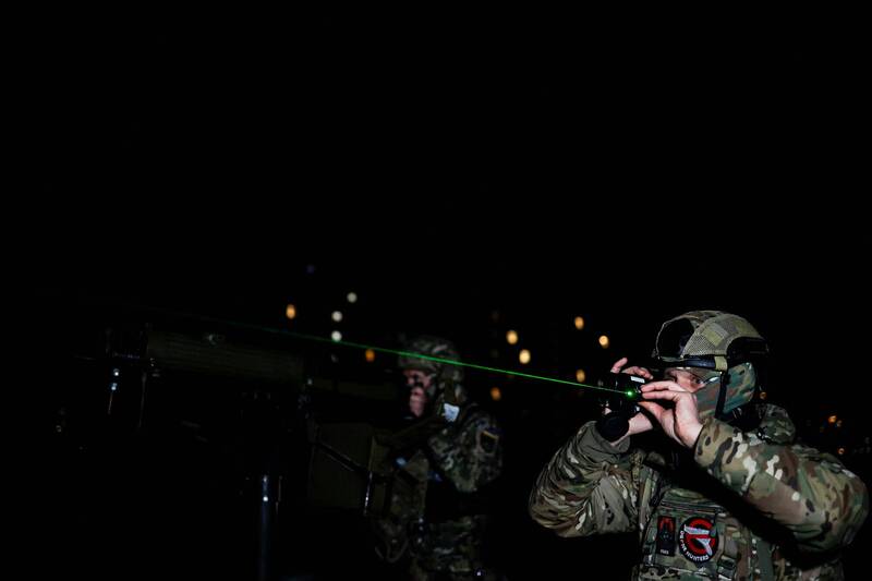 而夜间他化身为乌克兰国土防卫队的一名战士，与同袍一起捍卫基辅的天际线。（路透）(photo:LTN)