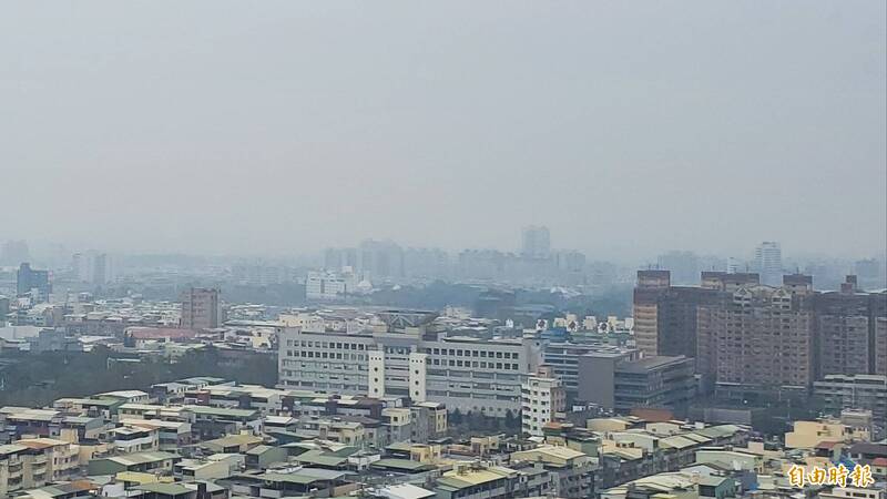 境外污染今隨北風南下累積，高雄今天上午空品惡化，鳳山等3測站亮紅燈。（記者陳文嬋攝）