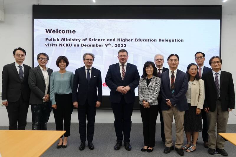 波蘭科學與高等教育部一行人去年拜訪成功大學，並邀請時任校長蘇慧貞（左六）擔任哥白尼學院醫學委員會委員。（圖擷取自成大網站）