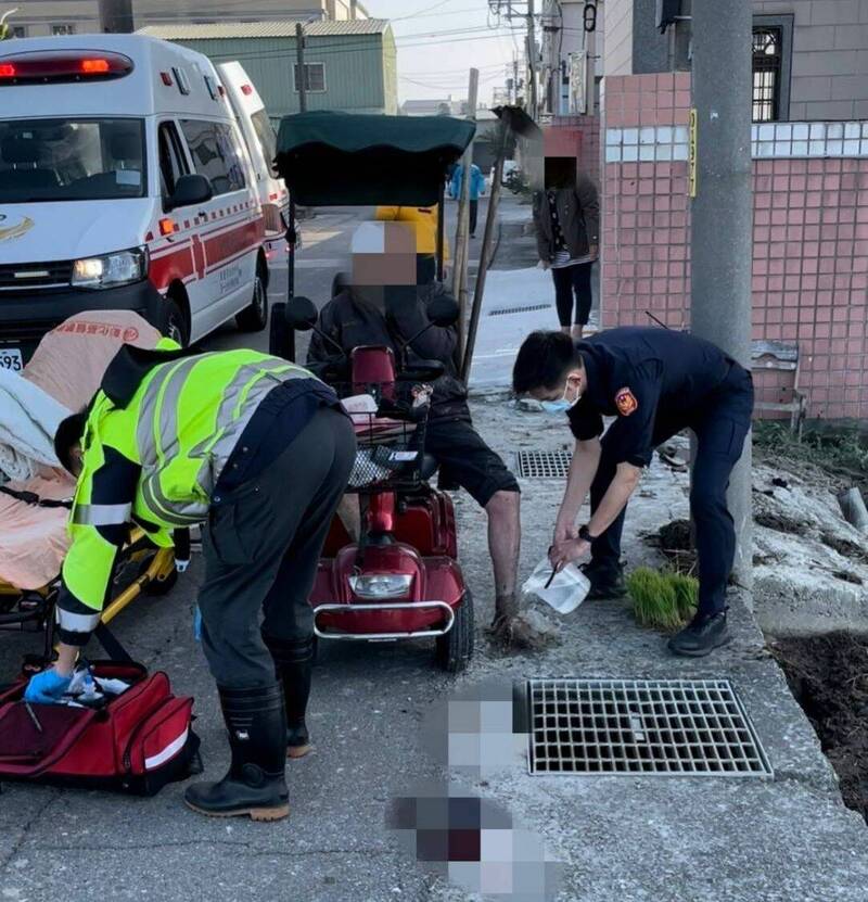 台中81歲溫姓老翁跌落田裡臉部流血、滿身污泥，警員賴威廷（右）見老翁因雙腳都是泥土擔心弄髒救護車拒絕就醫，趕緊提水幫老翁雙腳洗乾淨。（記者陳建志翻攝）