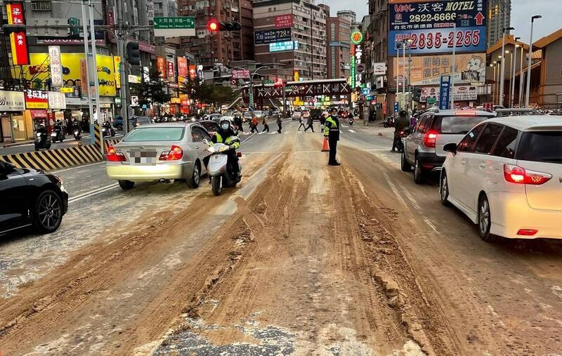 莊姓司機駕駛砂石車行經新北市淡水竟在市區洩漏大量土石，導致四名騎士摔車，警方除開罰吊扣駕照一年，也依公共危險罪嫌法辦。（記者吳仁捷翻攝）