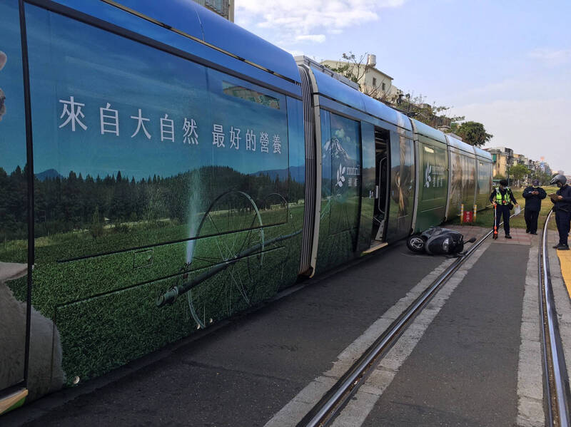 高雄輕軌又發生車禍！機車肇事，人車倒地，騎士受傷送醫救治。（民眾提供）