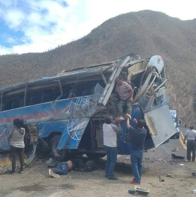 一辆载有45位移民的巴士在墨西哥发生自撞意外，导致17人身亡。（图撷取自「@RebeccaRambar」推特）(photo:LTN)