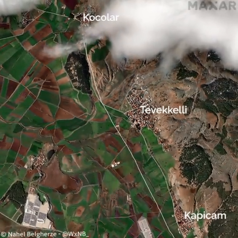 從衛星圖可清楚看到，土敘邊境6日發生規模7.8強震，導致土耳其與敘利亞北部的斷層水平錯動，並讓數百公里的地表出線裂痕。（圖擷取自@Maxar推特）
