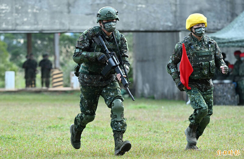 陸軍6軍團21日在高山頂靶場進行實戰化射擊訓練，與過往差異在於，將原單一臥射姿勢6發射擊，調整採臥、跪、立多元化射擊方式，限時完成目標瞄準與擊發、更換彈匣、故障排除、目標轉移及多重目標射擊等項目，透過躍進後射擊，對於官兵心肺功能及射擊穩定度有相當程度要求，並以系統化訓練養成肌肉記憶，逐次強化射擊節奏與穩定性。（記者廖振輝攝）