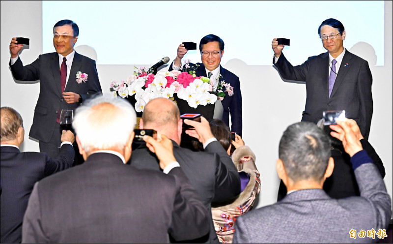 日台交協昨舉辦「天皇陛下華誕慶祝酒會」活動，台灣日本關係協會會長蘇嘉全（左起）、行政院副院長鄭文燦、日台交協代表泉裕泰台上舉杯向在場來賓致意。（記者塗建榮攝）