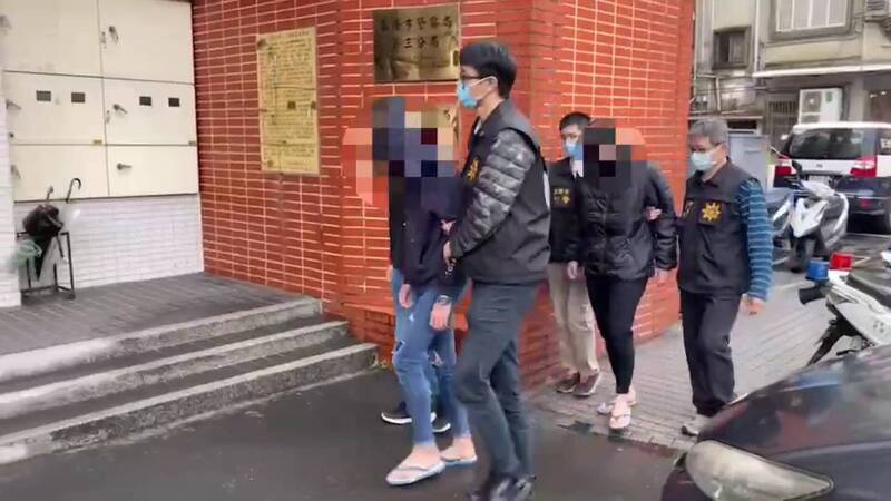 警方將涉案人帶回偵訊。（記者吳昇儒翻攝）