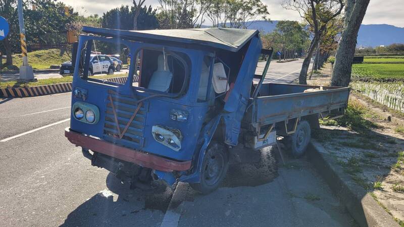 遭撞農用搬運車體受損嚴重，車上3人均重傷，1人送醫宣告不治。（記者陳賢義翻攝）