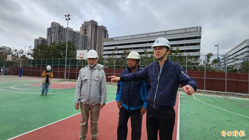 新竹縣竹北市公所成功爭取客委會補助經費，將公29公園博愛籃球場增建3座風雨球場，市長鄭朝方（右）今天現勘，請廠商依照使用者需求改善，確保施工品質。 （記者廖雪茹攝）