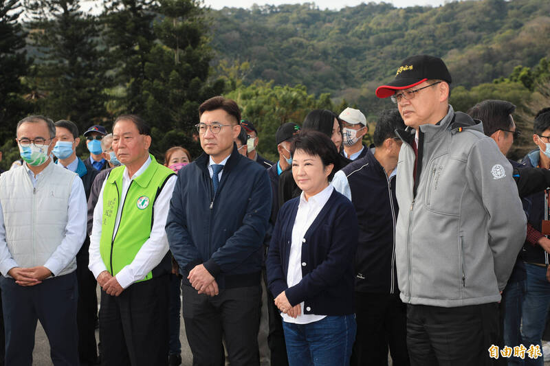 立委江啟臣（中）陪同台中市長盧秀燕至石岡水壩了解水情。（記者張軒哲攝）