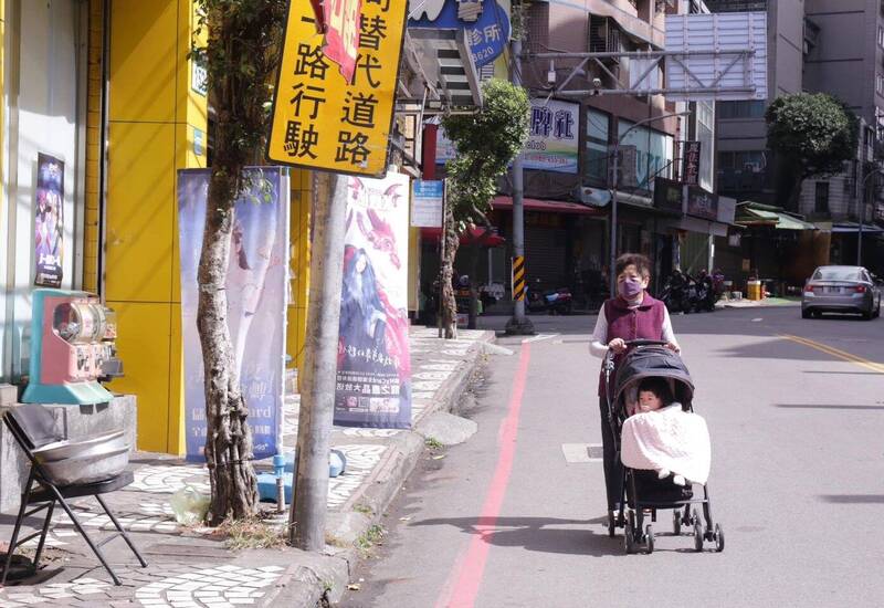 新北市存在許多狹窄人行道，迫使行人走上馬路與車爭道，猶如「行人地獄」。（卓冠廷服務處提供）