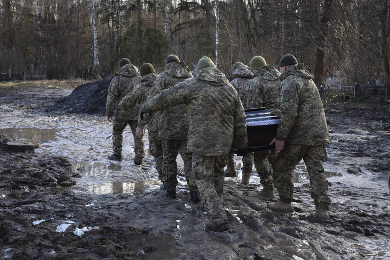 联合国人权办公室21日表示，自俄罗斯1年前入侵乌克兰以来，有8千名乌克兰平民被记录死亡，这个数据仅仅只是「冰山一角」，推测还有数千人早已离世。数名乌军抬着战死沙场的同志士兵棺材前往公墓。（美联社）(photo:LTN)