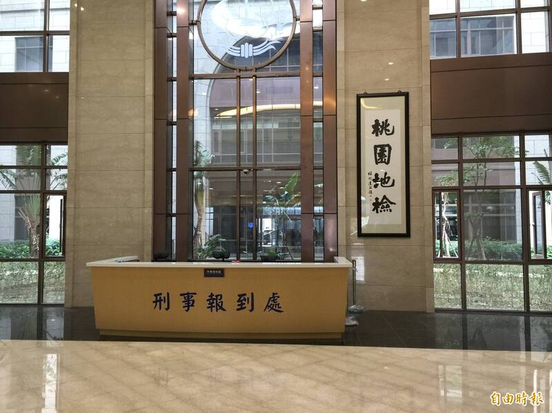 桃園市中壢區1家按摩舒壓館因小姐私約游姓國中同學見面，吳姓負責人藉端指控白嫖，率眾圍毆游男並亮刀恫嚇逼簽本票，吳男與該店店長、員工4人被桃園地檢署依強盜罪嫌起訴。（記者余瑞仁攝）