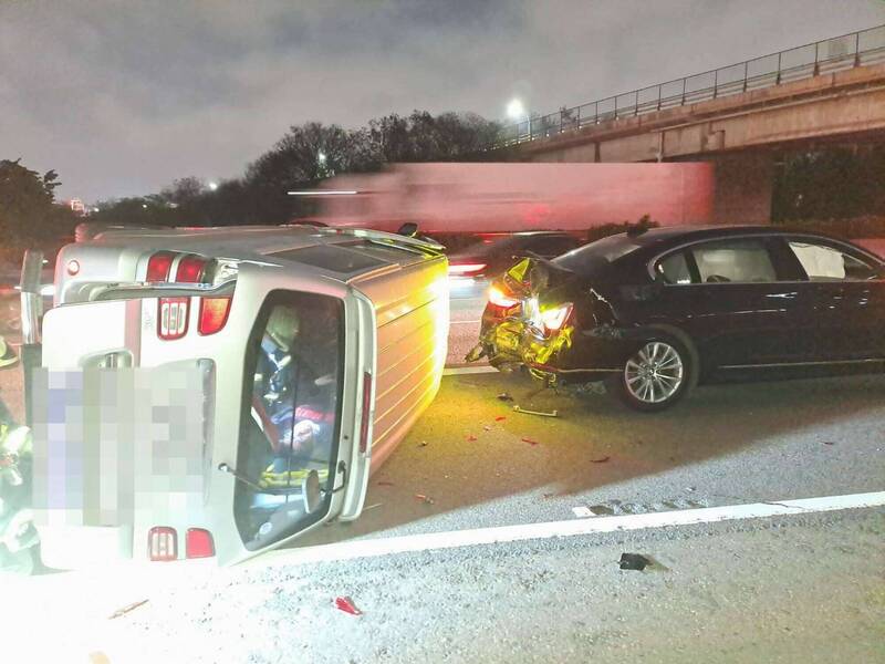 國道1號彰化段廂型車追撞BMW轎車翻車。（彰化縣消防局提供）