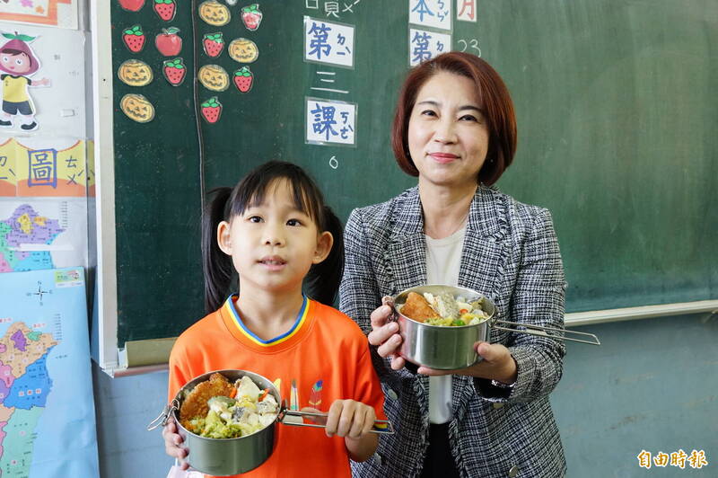 周春米今天到林邊國小視察班班吃石斑供餐情形。（記者陳彥廷攝）