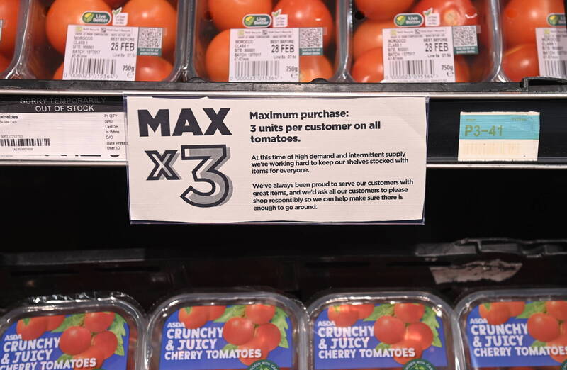 伦敦一家Tesco超市23日贴出蔬果限购令。（欧新社）(photo:LTN)