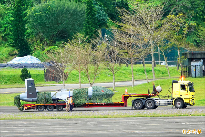 騰雲二型無人機昨進行作戰測評時受損，由拖板車運回佳山基地檢整。（記者游太郎攝）