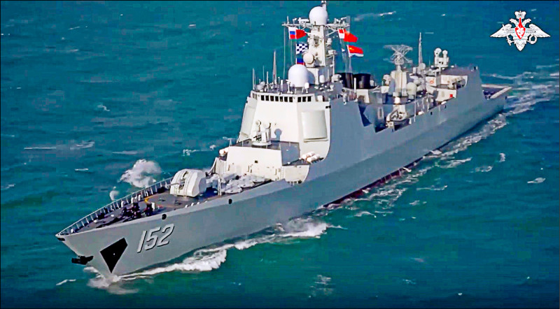 中国海军飞弹驱逐舰「济南号」去年十二月在东海和俄罗斯海军举行联合演习。（美联社档案照）(photo:LTN)