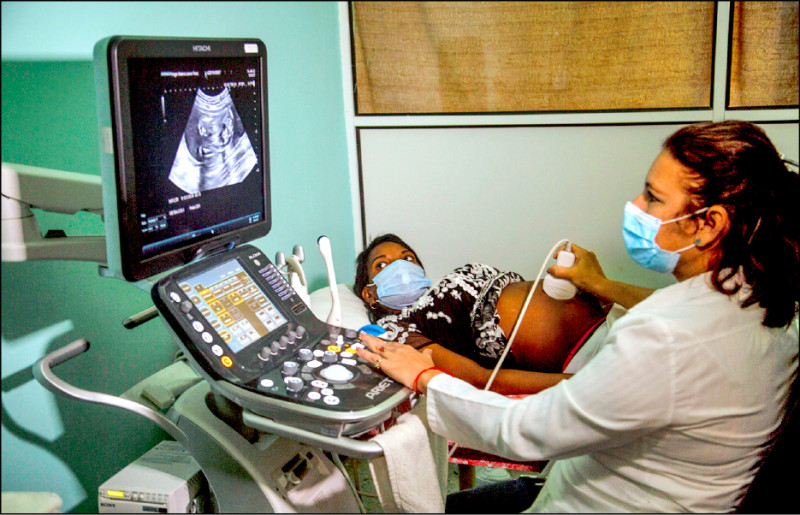 世卫等联合国机构最新报告指出，二○二○年平均每两分钟就有一名孕妇在怀孕或分娩期间丧命。图为古巴哈瓦那一家妇产科的医师，为一名孕妇做超音波检查。（美联社档案照）(photo:LTN)