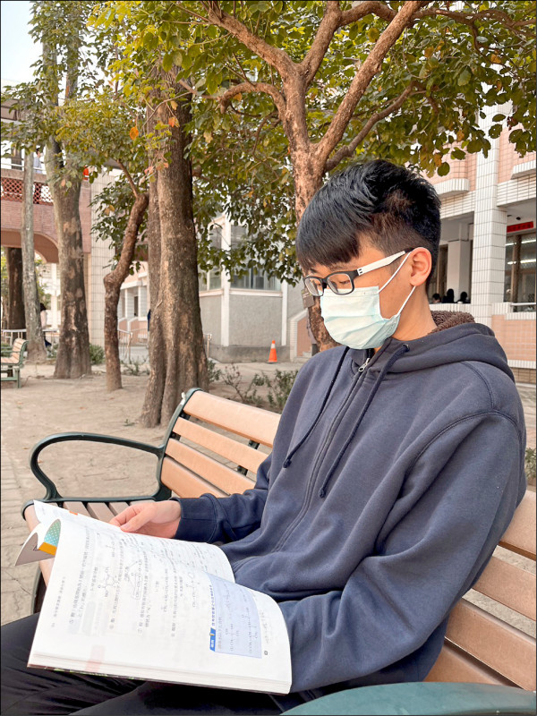 斗六高中學生林東橋大學學測四科滿級分，雲林縣最優。（斗六高中提供）