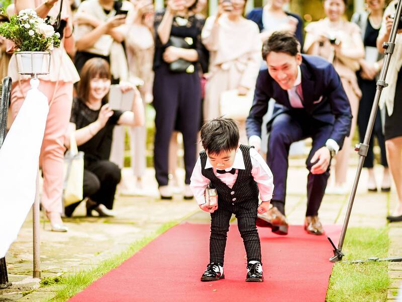 送婚戒小花童竟為「這件事」忘重大任務 引15萬網友莞爾
