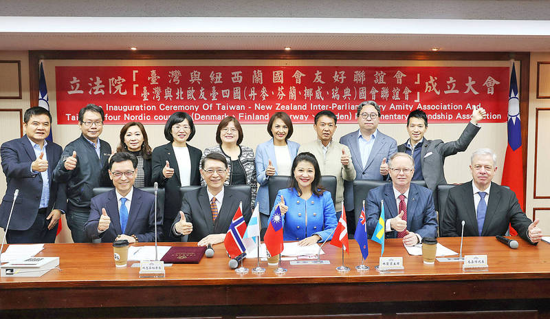 
Front row from left, Ministry of Foreign Affairs Secretary-General Tang Diann-wen, Legislative Yuan Secretary-General Lin Jih-jia, Democratic Progressive Party Legislator Michelle Lin, New Zealand Commerce and Industry Office Director Mark Pearson and Swedish Representative to Taiwan Anders Wollter pose for a photograph at the legislature in Taipei yesterday.
Photo: CNA