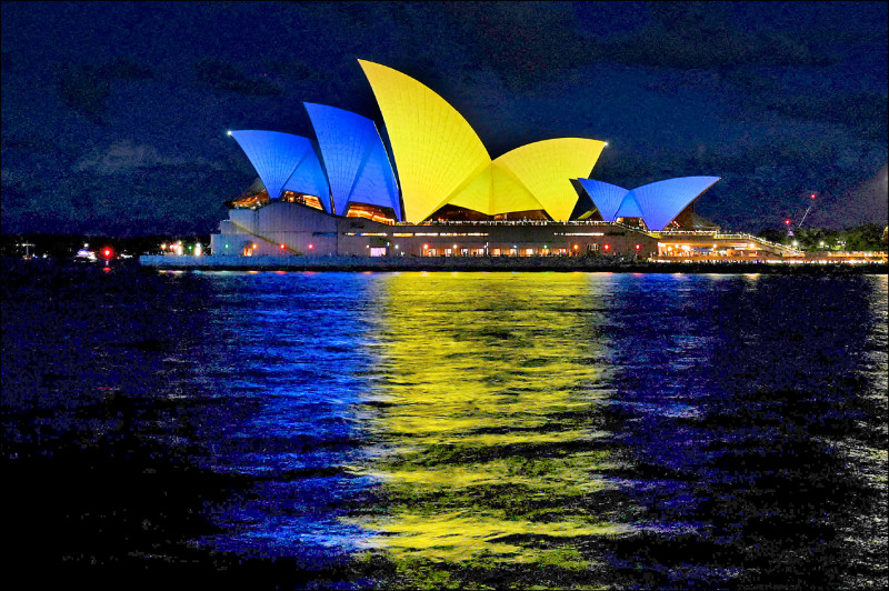 澳洲雪梨歌劇院與法國巴黎艾菲爾鐵塔都打上象徵烏國國旗的燈光。（路透）