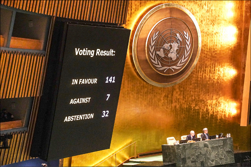 聯合國大會23日壓倒性票數通過決議案，要求俄國立即無條件從烏克蘭全面撤軍。（美聯社）