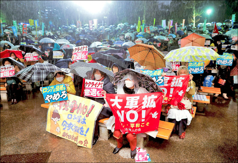 日本民眾在東京冒雨集會，聲援烏克蘭。（路透）