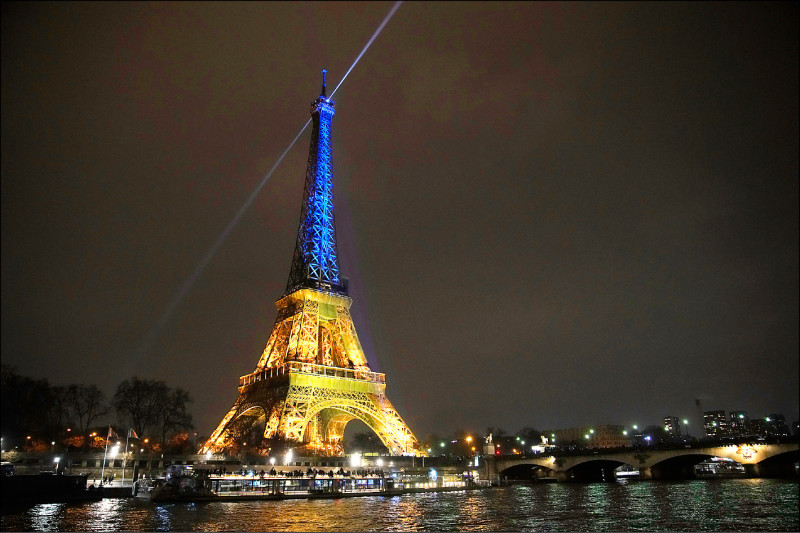 法國巴黎艾菲爾鐵塔打上象徵烏國國旗的燈光。（美聯社）