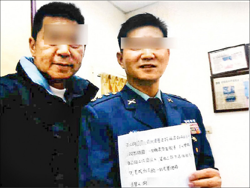 陸軍步兵訓練指揮部上校向德恩（右）被邵維強（左）吸收，簽下「投降承諾書」成共諜，高雄地院一審判刑7年6月。（記者黃佳琳翻攝）